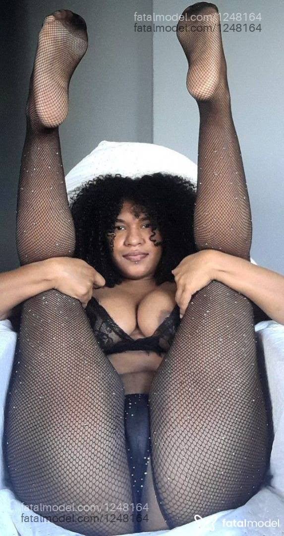 Acompanhante mulher morena (o) de olhos castanhos - Mônica Goiaba
