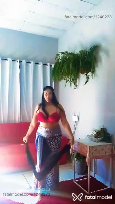 Acompanhante mulher ruiva (o) de olhos castanhos - Letícia
