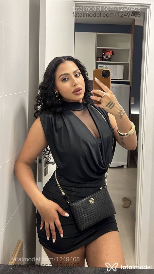 Acompanhante mulher morena (o) de olhos pretos - Mia