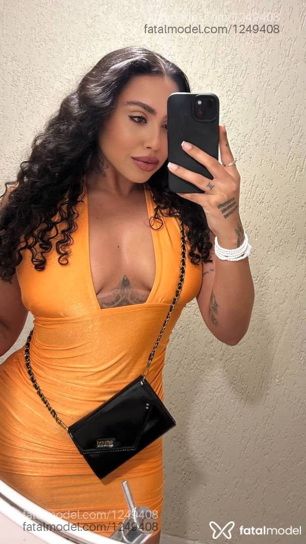 Acompanhante mulher morena (o) de olhos pretos - Mia