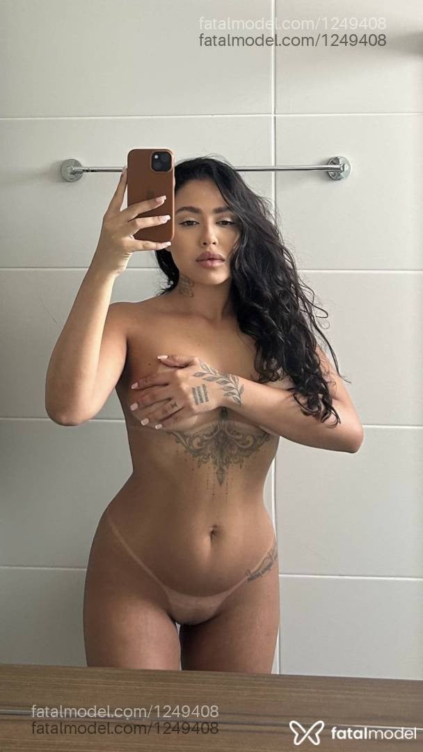 Acompanhante mulher morena (o) de olhos pretos - Mia