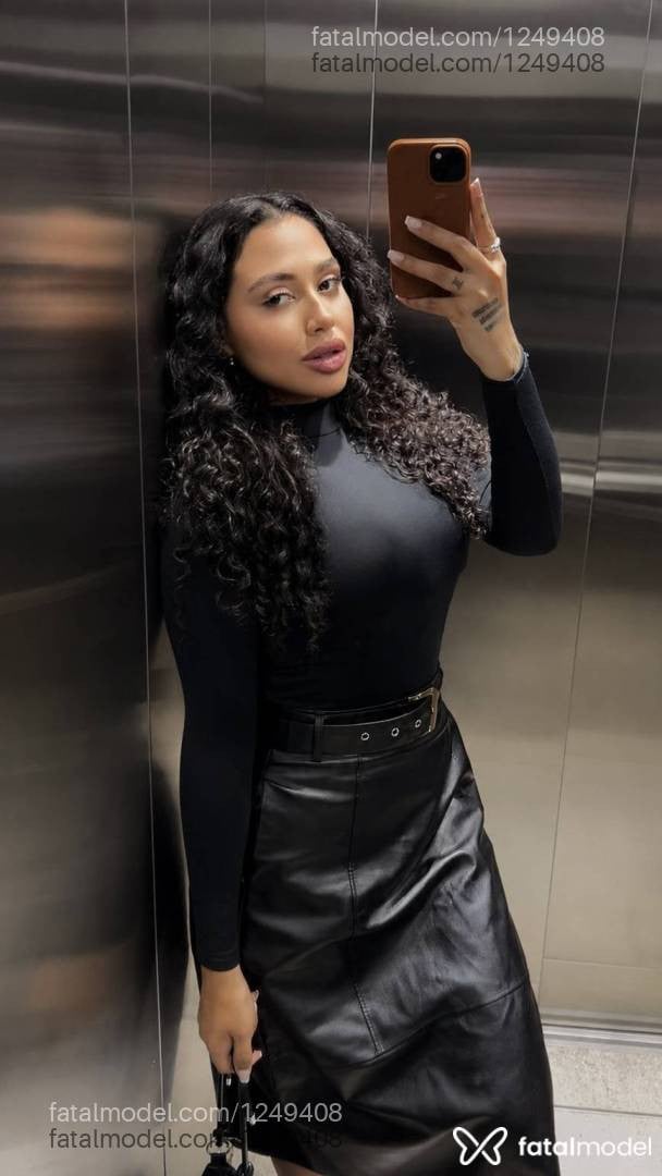 Acompanhante mulher morena (o) de olhos pretos - Mia