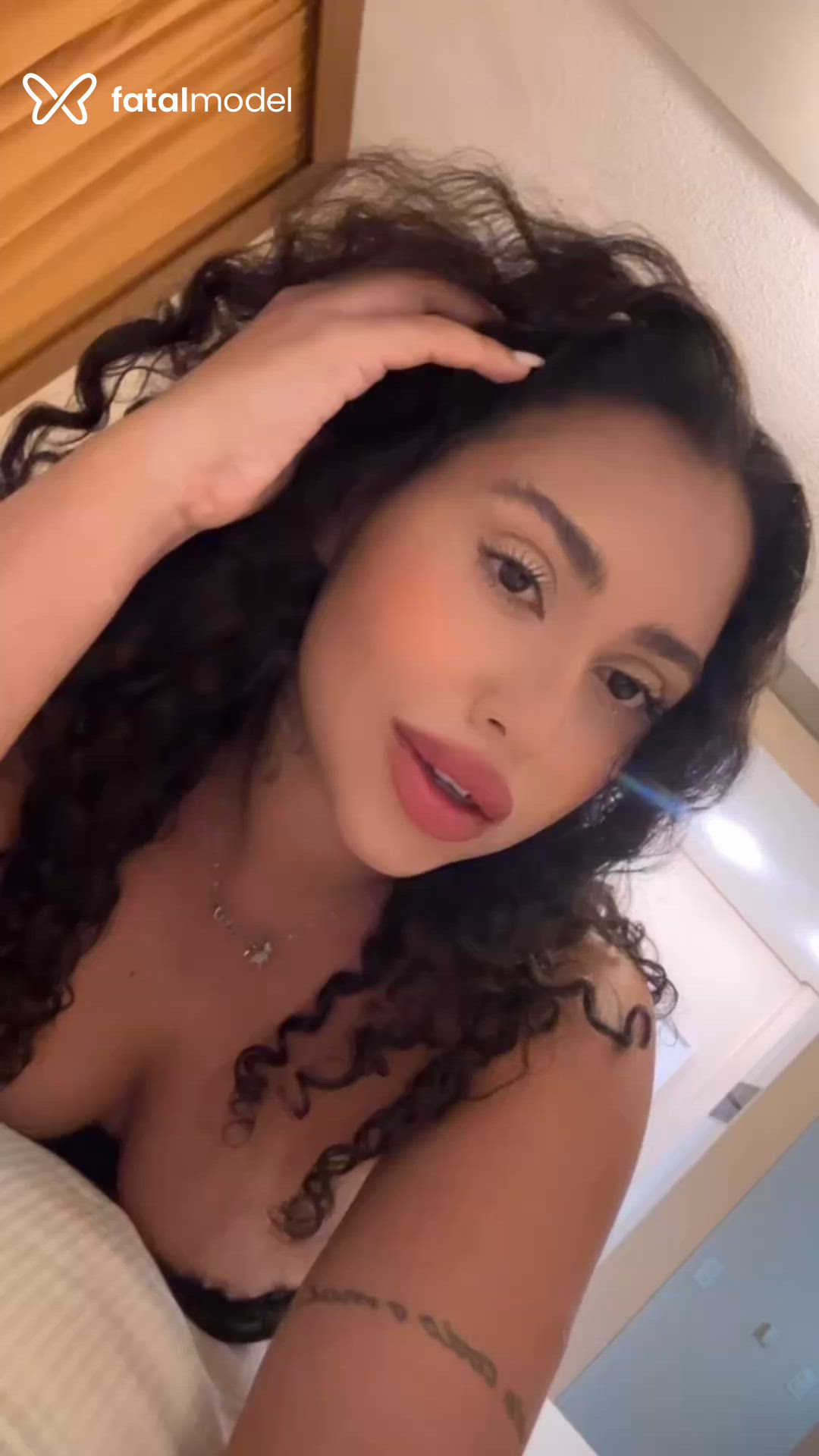 Acompanhante mulher morena (o) de olhos pretos em Balneário Camboriú Acompanhante mulher morena (o) de olhos pretos em Balneário Camboriú - Mia