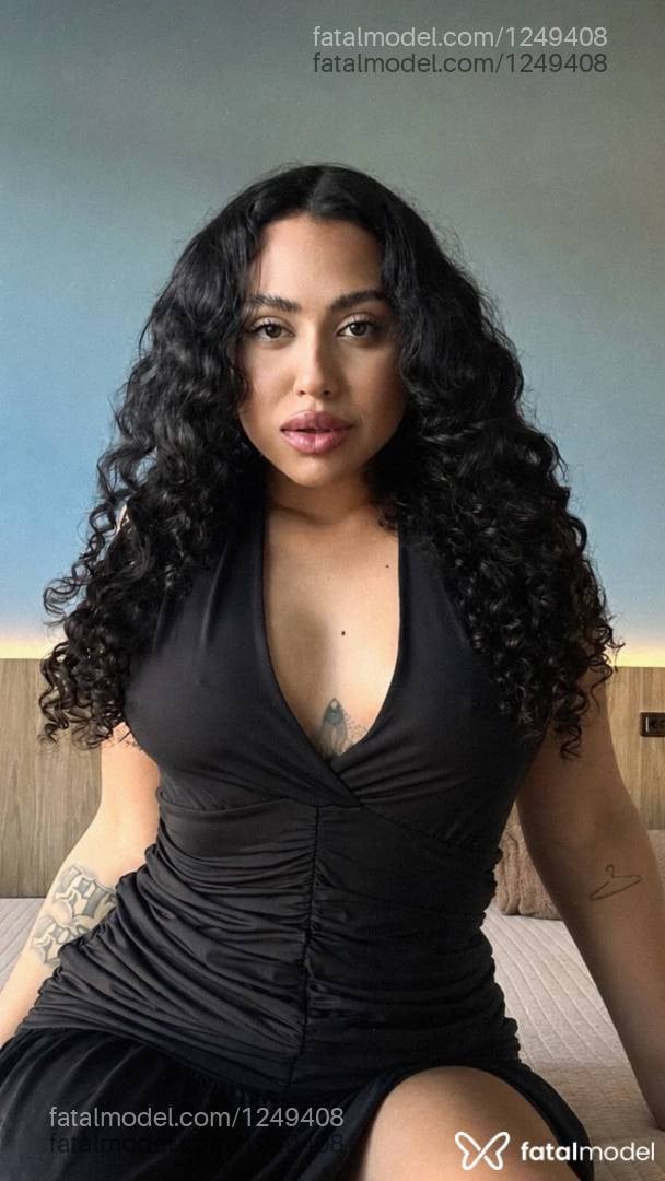 Acompanhante mulher morena (o) de olhos pretos - Mia