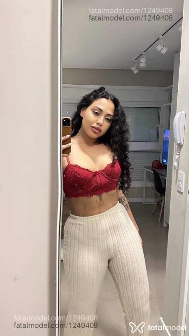 Acompanhante mulher morena (o) de olhos pretos - Mia