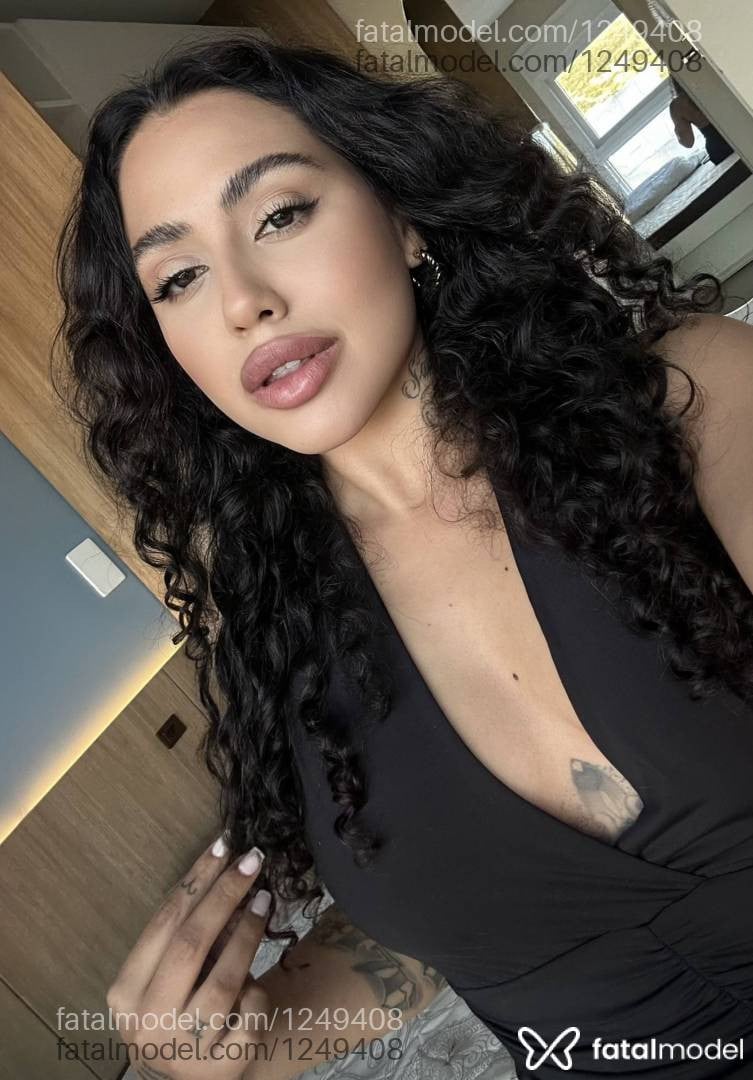 Acompanhante mulher morena (o) de olhos pretos - Mia