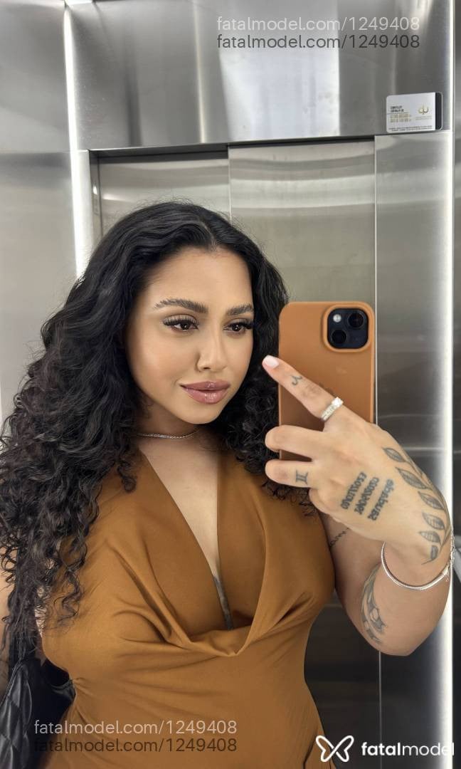 Acompanhante mulher morena (o) de olhos pretos - Mia