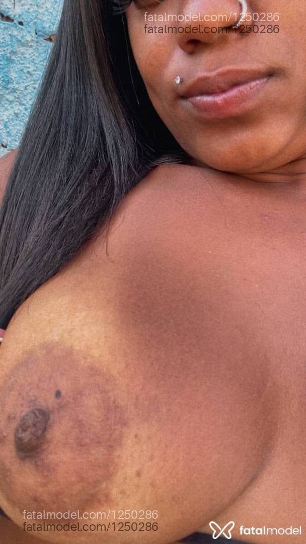 Acompanhante mulher com cabelo castanho de olhos castanhos - Júlia