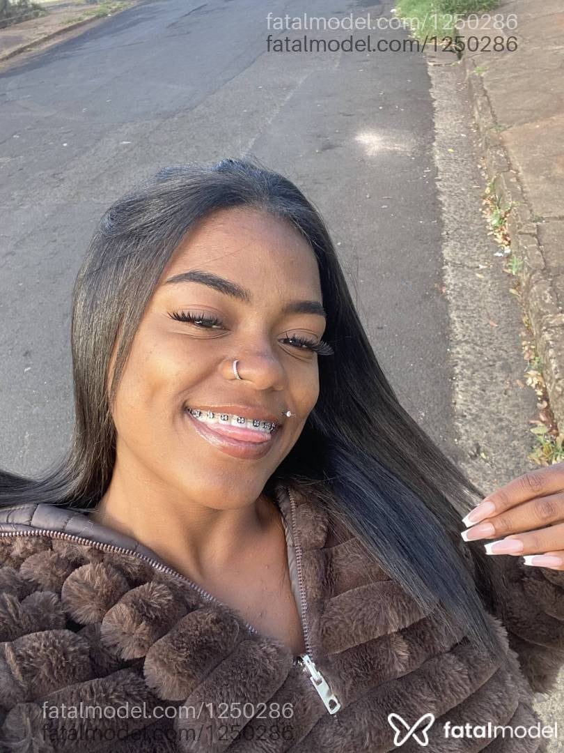 Acompanhante mulher com cabelo castanho de olhos castanhos - Júlia