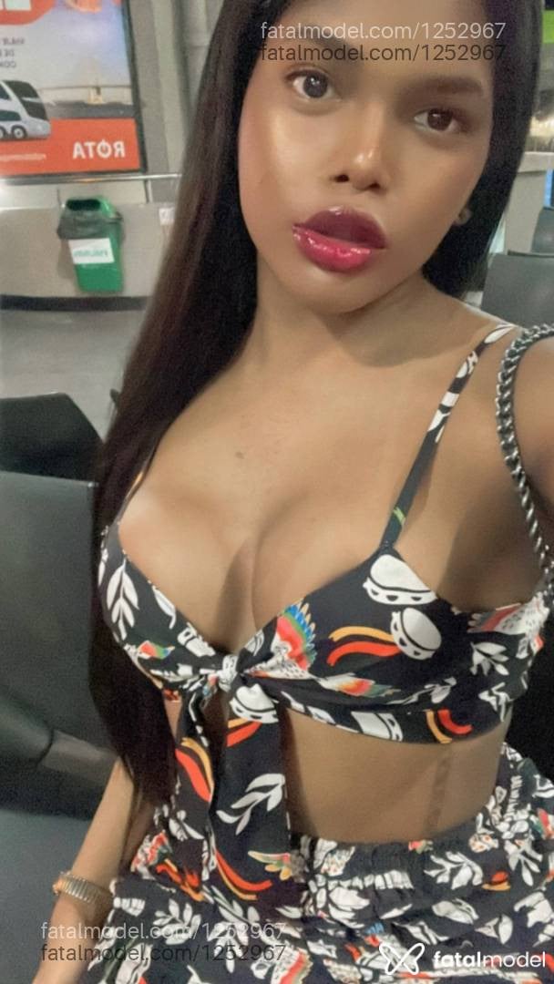 Acompanhante mulher trans com cabelo castanho de olhos pretos em Araguaína - Rakelly Baker