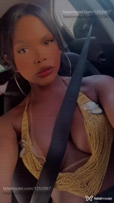 Acompanhante mulher trans com cabelo castanho de olhos pretos em Araguaína - Rakelly Baker