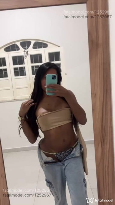 Acompanhante mulher trans com cabelo castanho de olhos pretos em Araguaína - Rakelly Baker