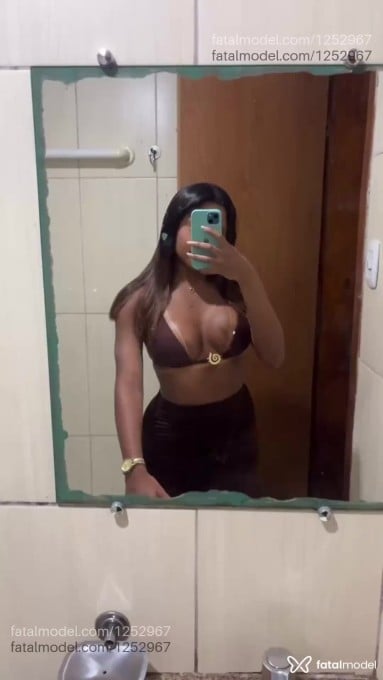 Acompanhante mulher trans com cabelo castanho de olhos pretos em Araguaína - Rakelly Baker