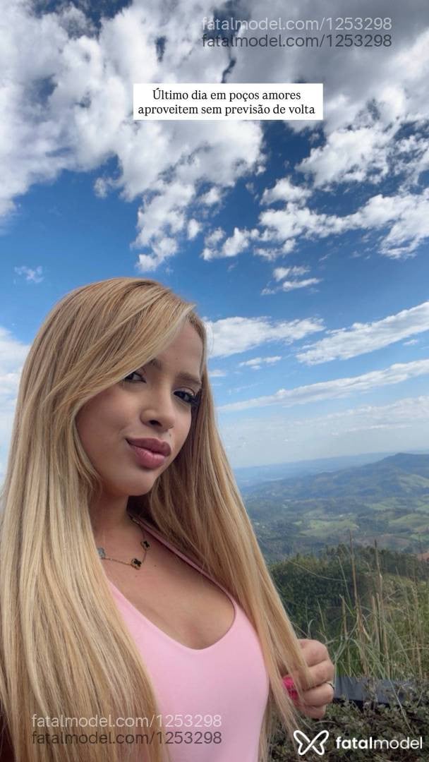 Acompanhante mulher loira (o) de olhos castanhos - Valenttina Torres