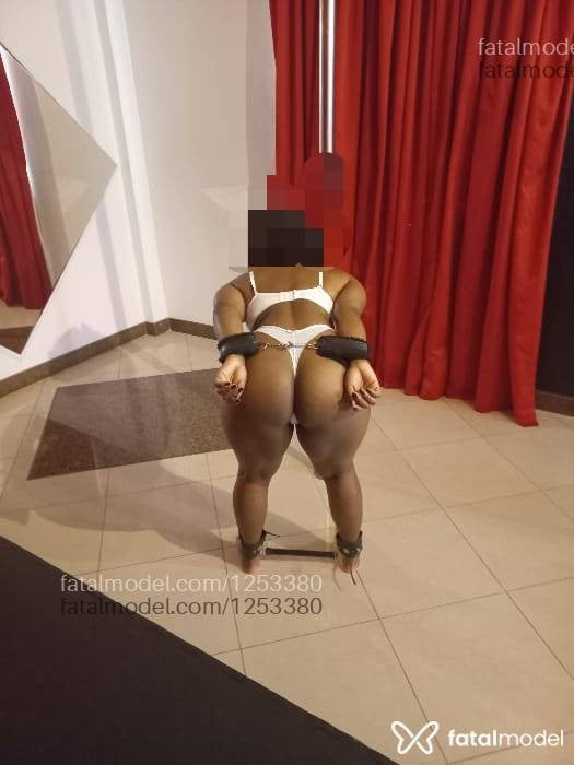 Acompanhante mulher loira (o) de olhos castanhos - Mavie Acompanhante mulher loira (o) de olhos castanhos - Mavie