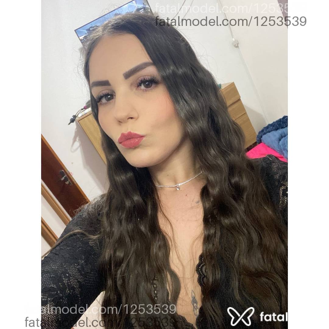 Acompanhante mulher com cabelo castanho de olhos castanhos - Rafaela Bauer