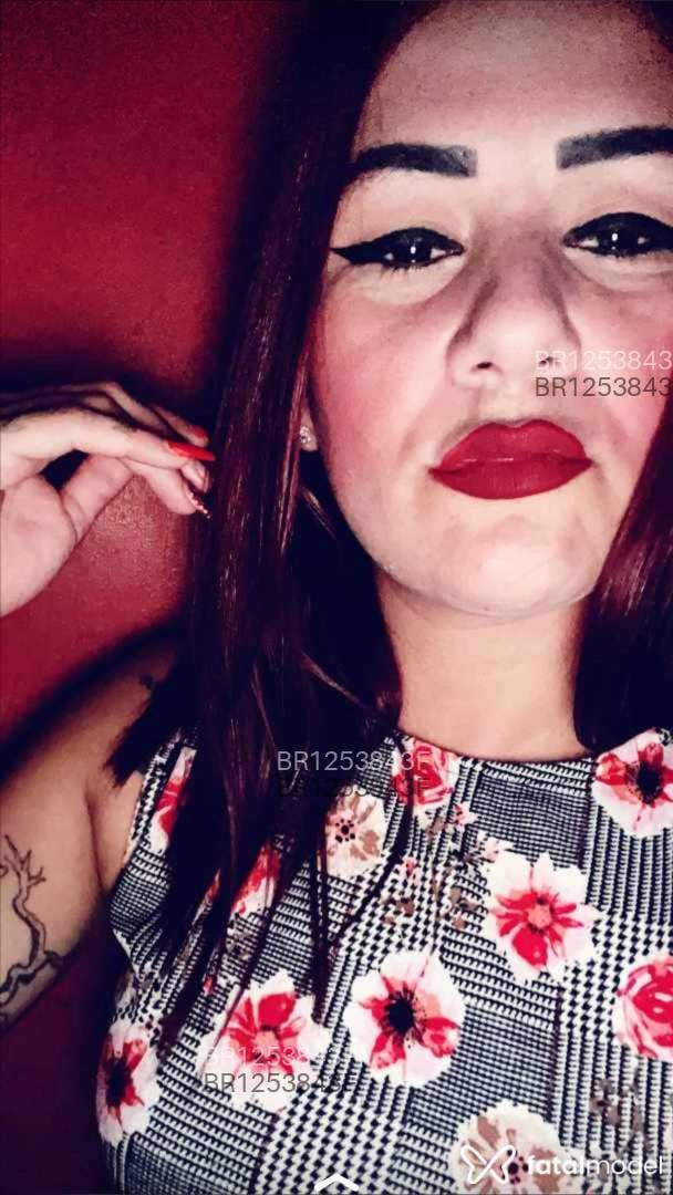 Acompanhante mulher com cabelo colorido de olhos castanhos em Barra Velha Acompanhante mulher com cabelo colorido de olhos castanhos em Barra Velha - Bruninha