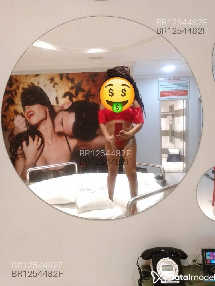 Acompanhante mulher com cabelo castanho de olhos cinza em Castanhal - Imola DRUMONND