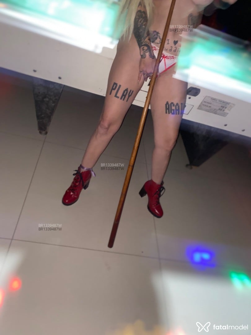 Acompanhante mulher loira (o) de olhos azuis - Mya Game Over