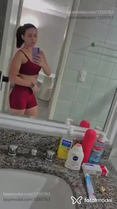 Acompanhante mulher com cabelo castanho de olhos mel - BRUNA