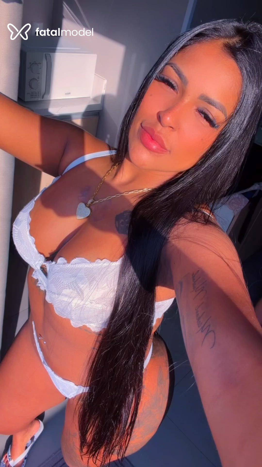 Acompanhante mulher com cabelo castanho de olhos castanhos - Brenda Costa