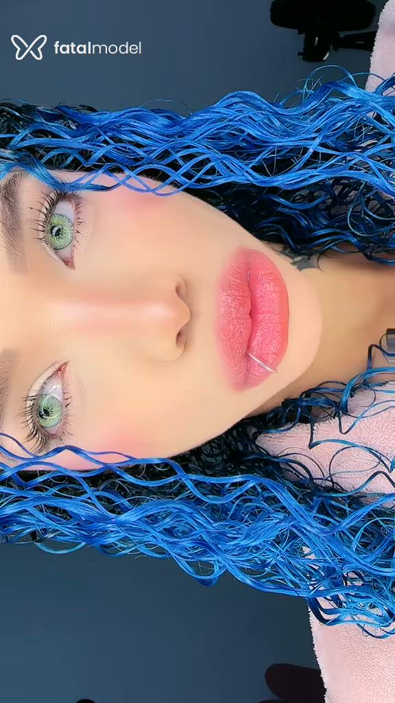 Acompanhante mulher com cabelo colorido de olhos verdes - Mirela blu