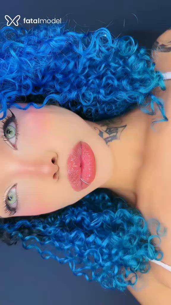 Acompanhante mulher com cabelo colorido de olhos verdes em Lavras Acompanhante mulher com cabelo colorido de olhos verdes em Lavras - Mirela blu