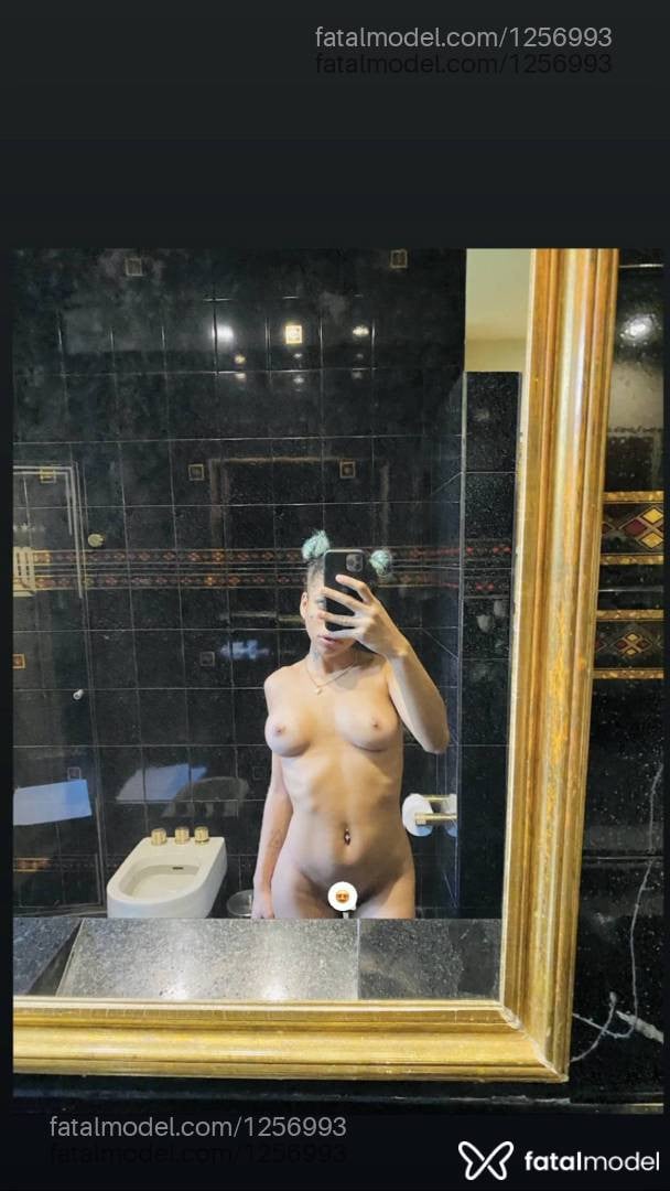Acompanhante mulher com cabelo colorido de olhos verdes - Mirela blu