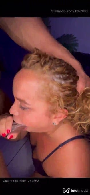 Acompanhante mulher loira (o) de olhos castanhos - Marijuana