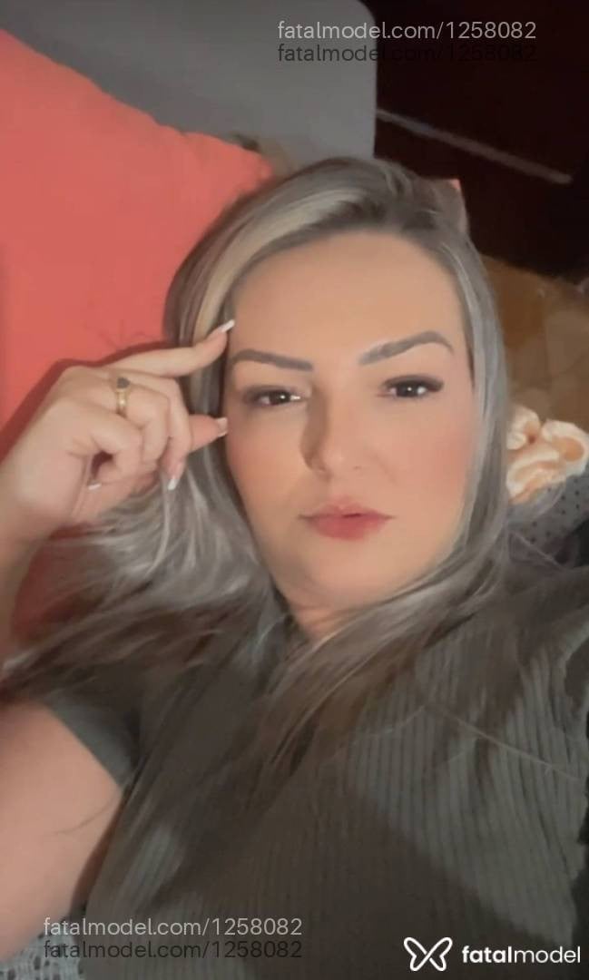 Acompanhante mulher loira (o) de olhos castanhos - Larissa