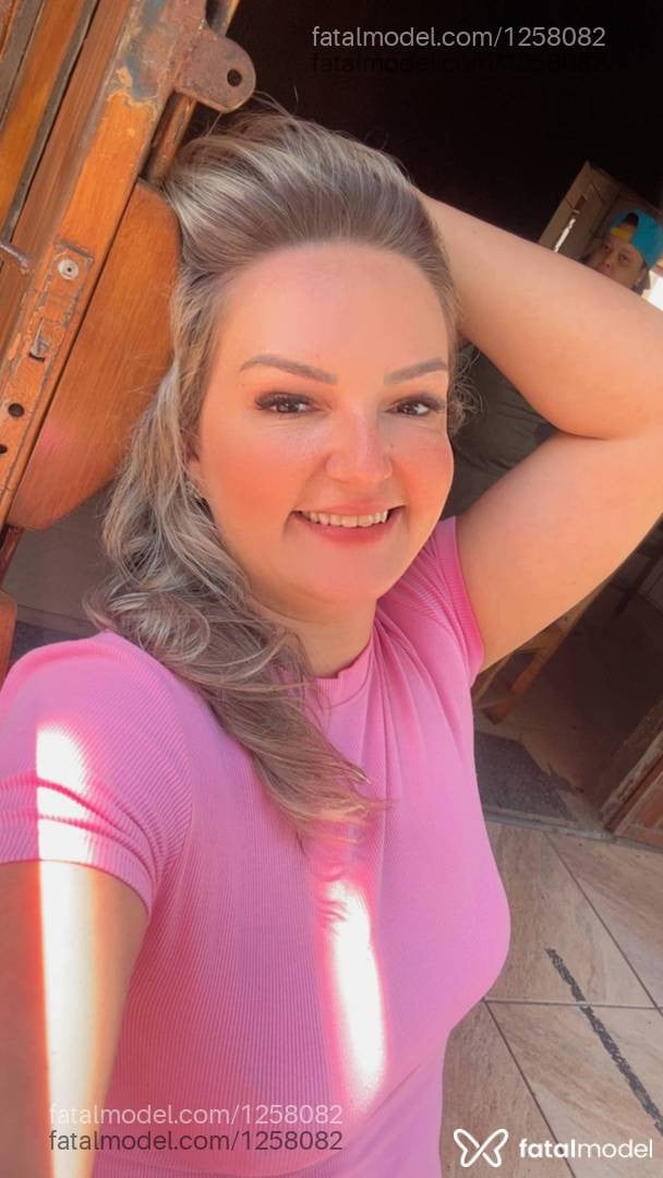 Acompanhante mulher loira (o) de olhos castanhos - Larissa