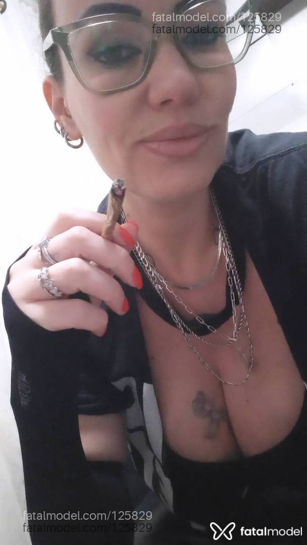 Acompanhante mulher morena (o) de olhos mel - Maria Bonnes