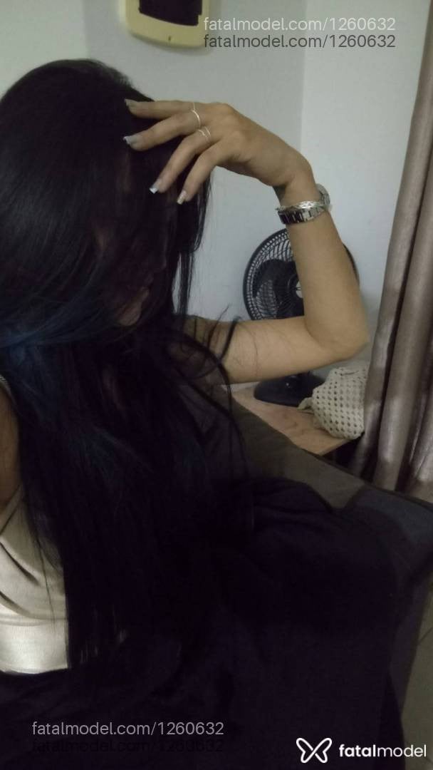 Acompanhante mulher com cabelo colorido de olhos castanhos - Lara