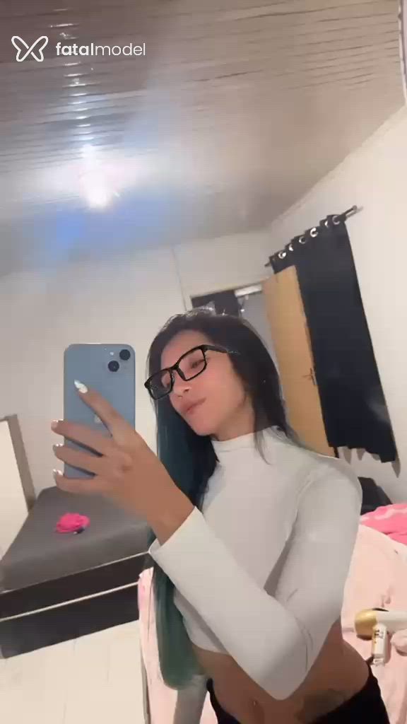 Acompanhante mulher com cabelo colorido de olhos castanhos - Lara Acompanhante mulher com cabelo colorido de olhos castanhos - Lara