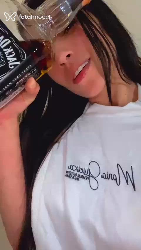 Acompanhante mulher com cabelo colorido de olhos castanhos - Lara Acompanhante mulher com cabelo colorido de olhos castanhos - Lara