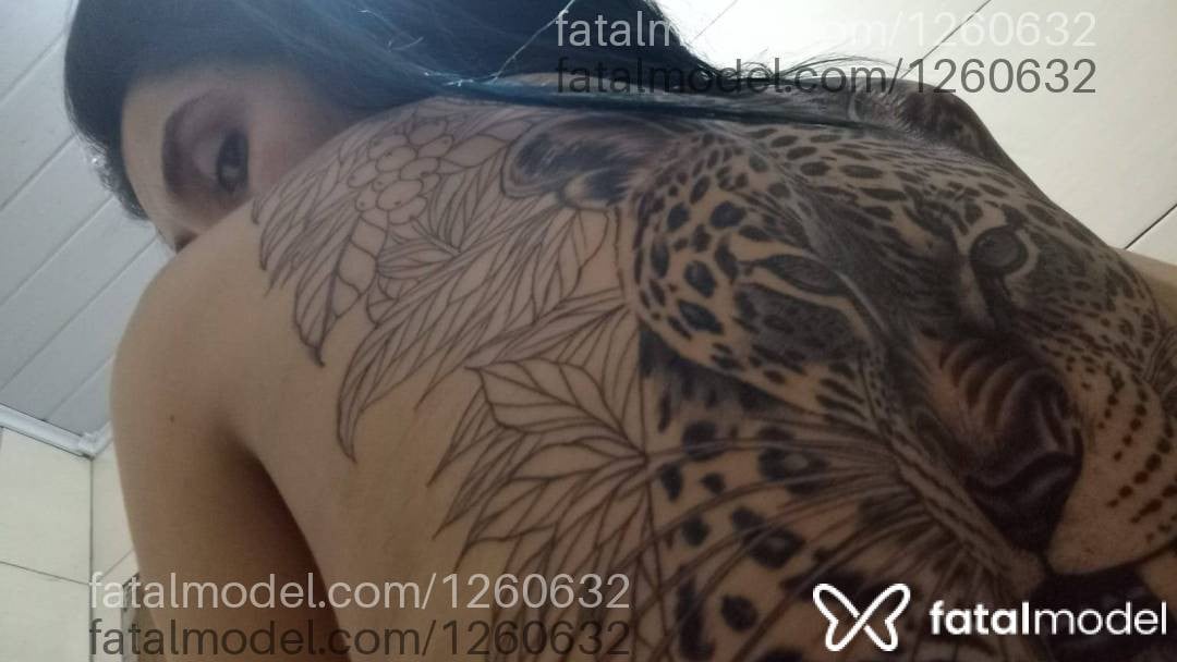 Acompanhante mulher com cabelo colorido de olhos castanhos - Lara