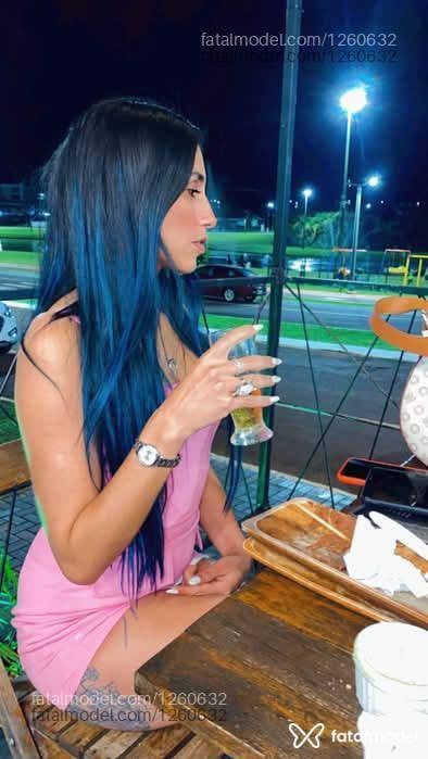 Acompanhante mulher com cabelo colorido de olhos castanhos - Lara