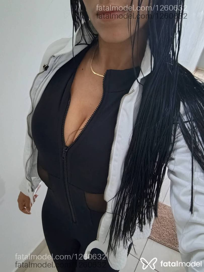 Acompanhante mulher com cabelo colorido de olhos castanhos - Lara