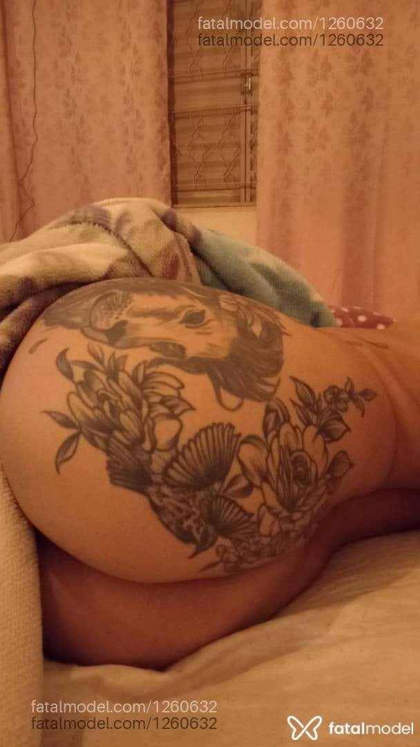 Acompanhante mulher com cabelo colorido de olhos castanhos - Lara