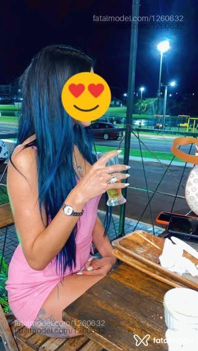 Acompanhante mulher com cabelo colorido de olhos castanhos - Lara