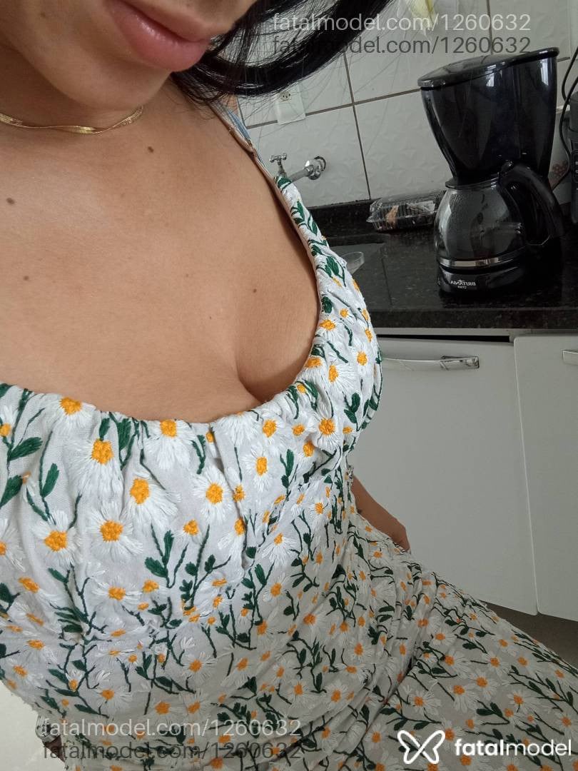 Acompanhante mulher com cabelo colorido de olhos castanhos - Lara