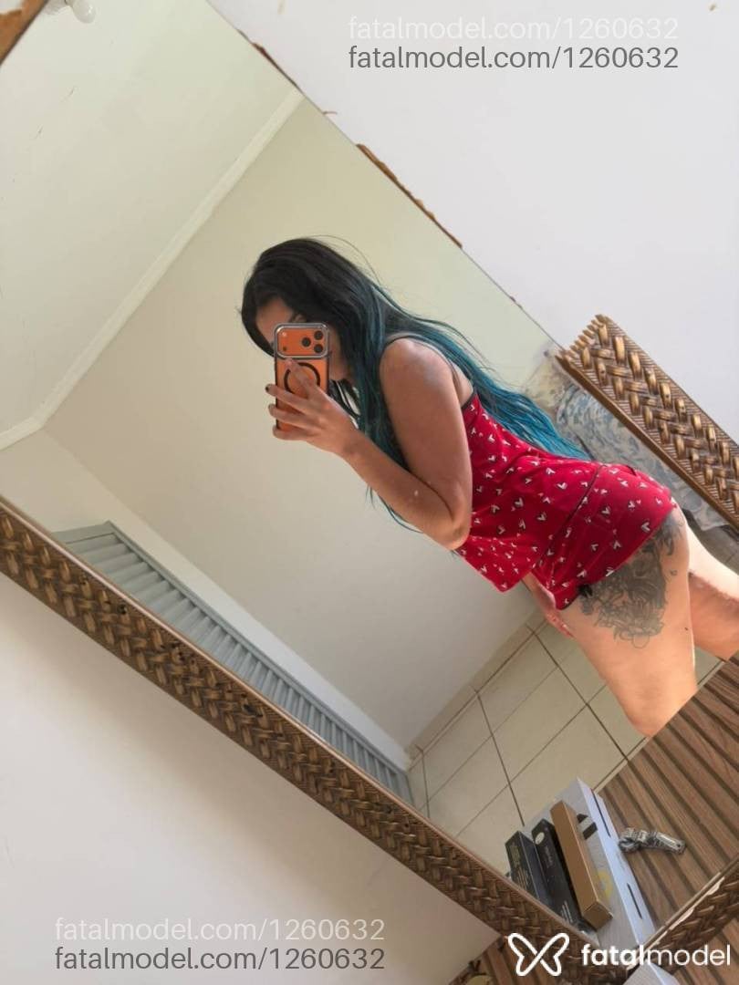 Acompanhante mulher com cabelo colorido de olhos castanhos - Lara