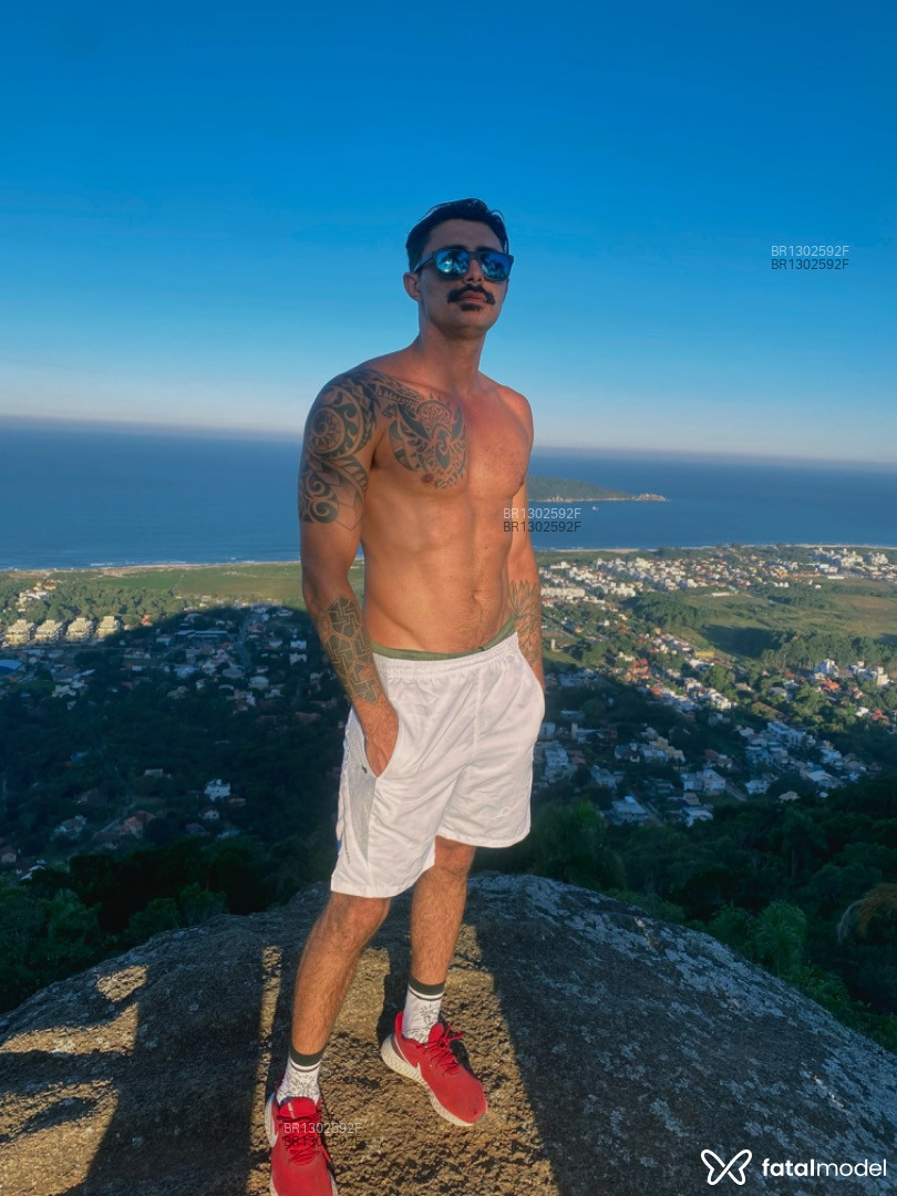 Acompanhante homem morena (o) de olhos castanhos em Florianópolis - Henrique