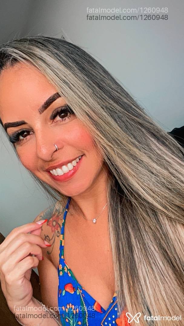 Acompanhante mulher loira (o) de olhos castanhos - Leticia