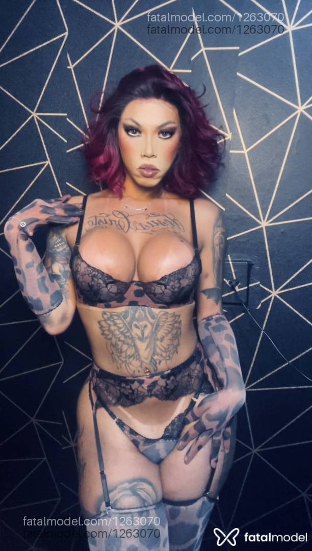 Acompanhante travesti com cabelo colorido de olhos azuis - GAB ARAÚJO