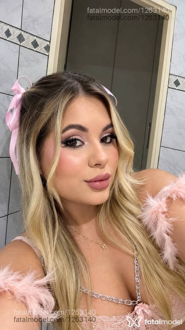 Acompanhante mulher loira (o) de olhos castanhos - Babi