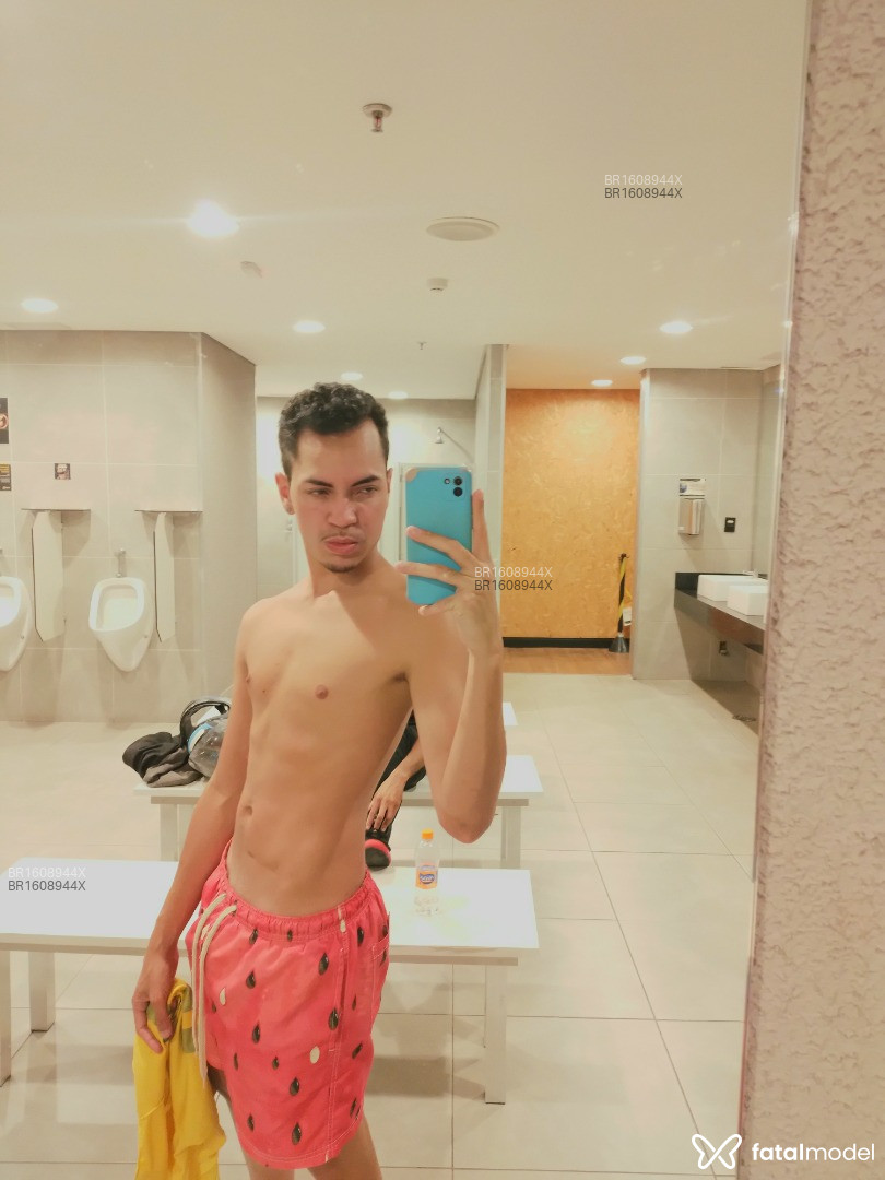 Acompanhante homem com cabelo castanho de olhos castanhos em Araçatuba Acompanhante homem com cabelo castanho de olhos castanhos em Araçatuba - Victor