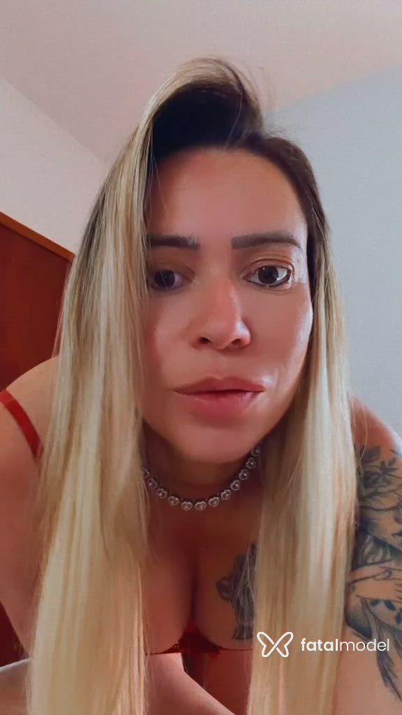 Acompanhante mulher loira (o) de olhos castanhos - Yasmin