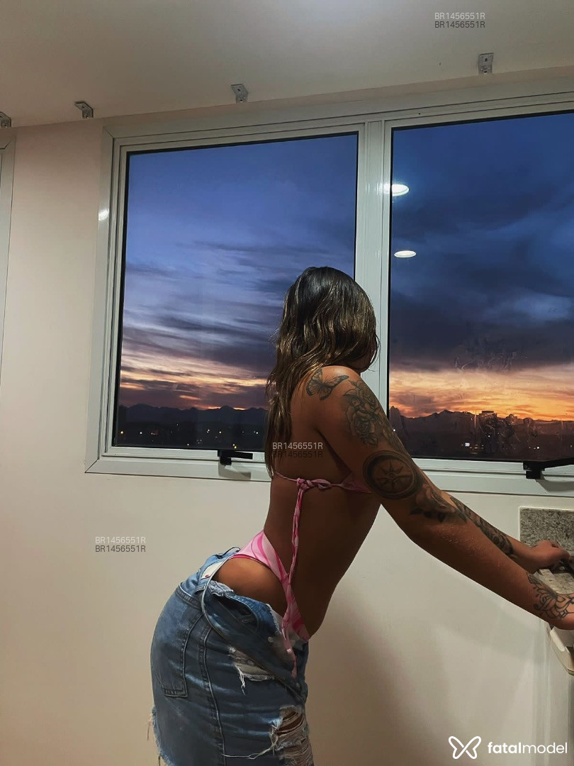 Acompanhante mulher com cabelo castanho de olhos castanhos - Eduarda Acompanhante mulher com cabelo castanho de olhos castanhos - Eduarda