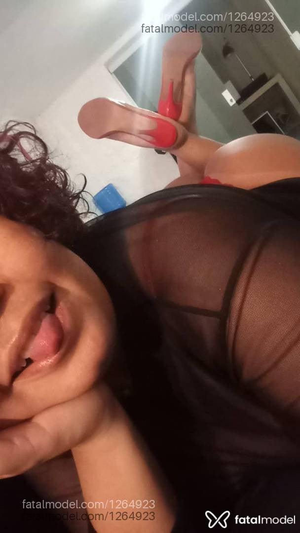 Acompanhante mulher ruiva (o) de olhos castanhos - Lina Natural